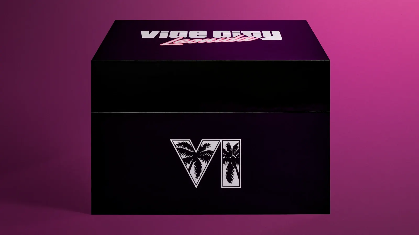 Caja negra cerrada sobre un fondo rosa y morado. En la tapa pone «Vice City» en letras blancas y «Leonida» en rosa; en el frente, el logotipo VI del juego relleno de palmeras.