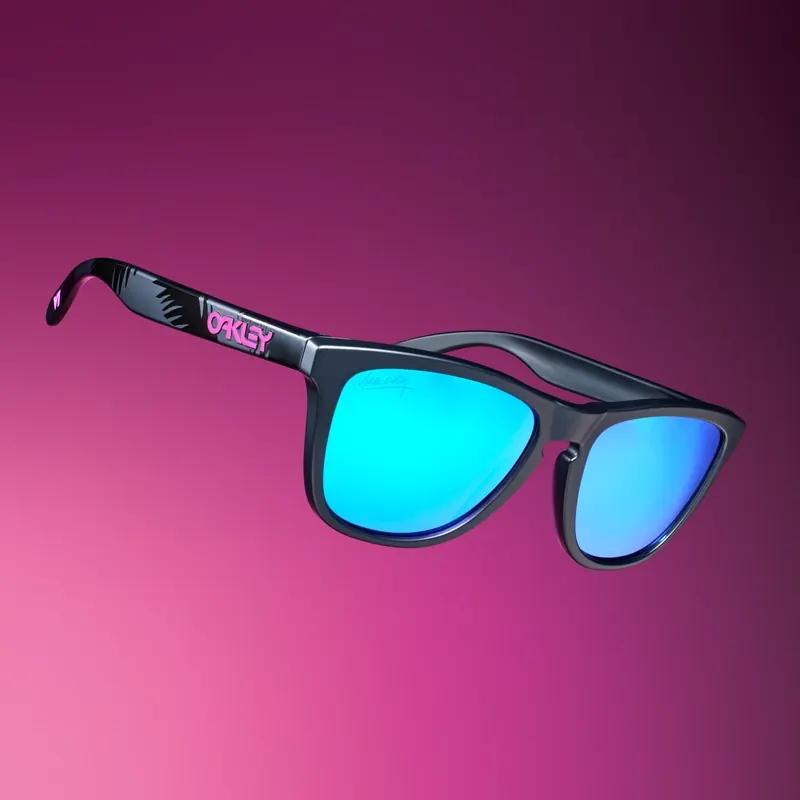 Gafas de sol de montura negra con lentes azules de espejo y la palabra «Oakley» en rosa en la patilla.