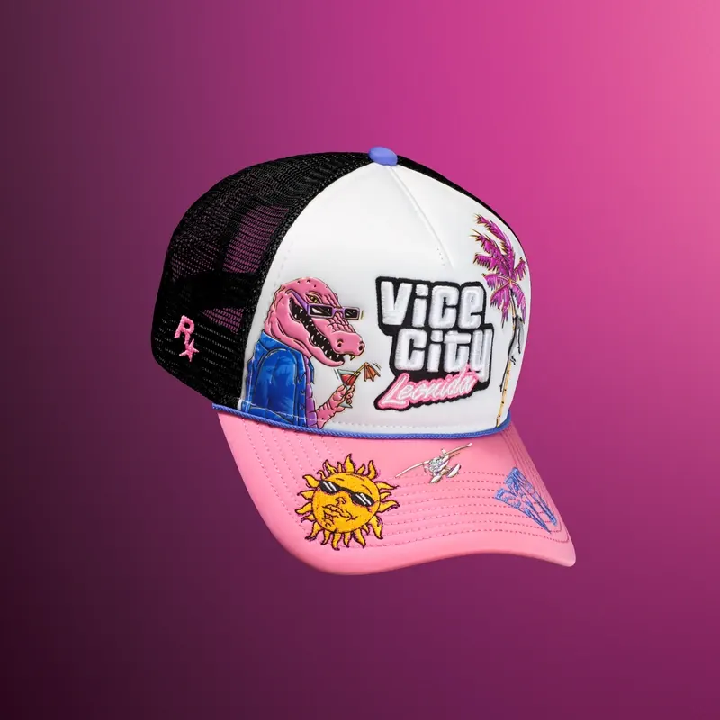 Gorra de camionero con el frontal blanco, rejilla negra, visera rosa y un botón morado arriba. Delante, el caimán Macca y el rótulo «Vice City Leonida»; en la visera, un sol con gafas y un hidroavión.