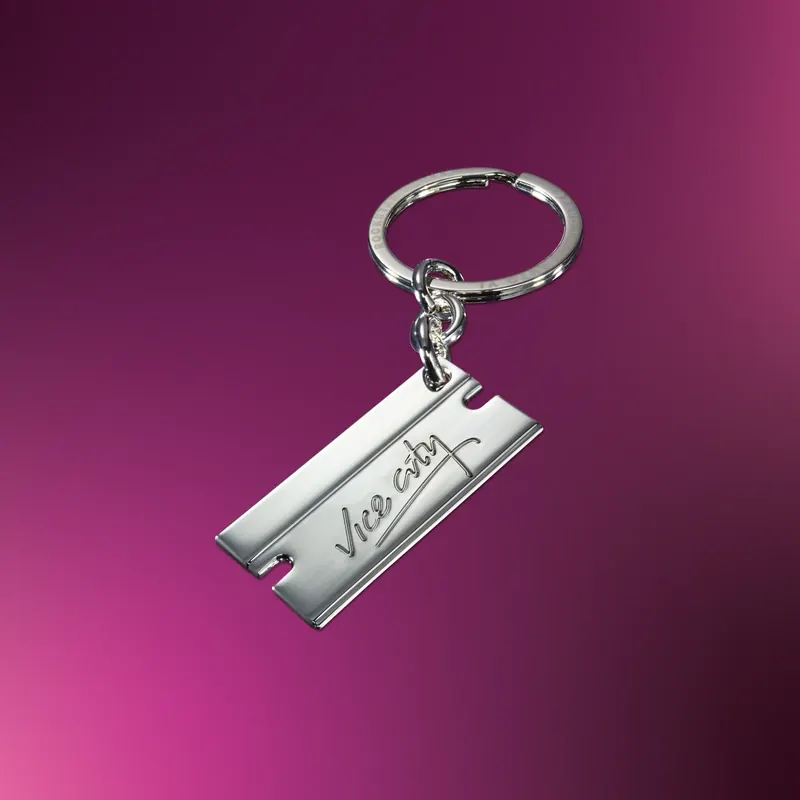 Llavero con una placa plateada en forma de cuchilla de afeitar, con «Vice City» grabado en letra de firma, colgado de una anilla.