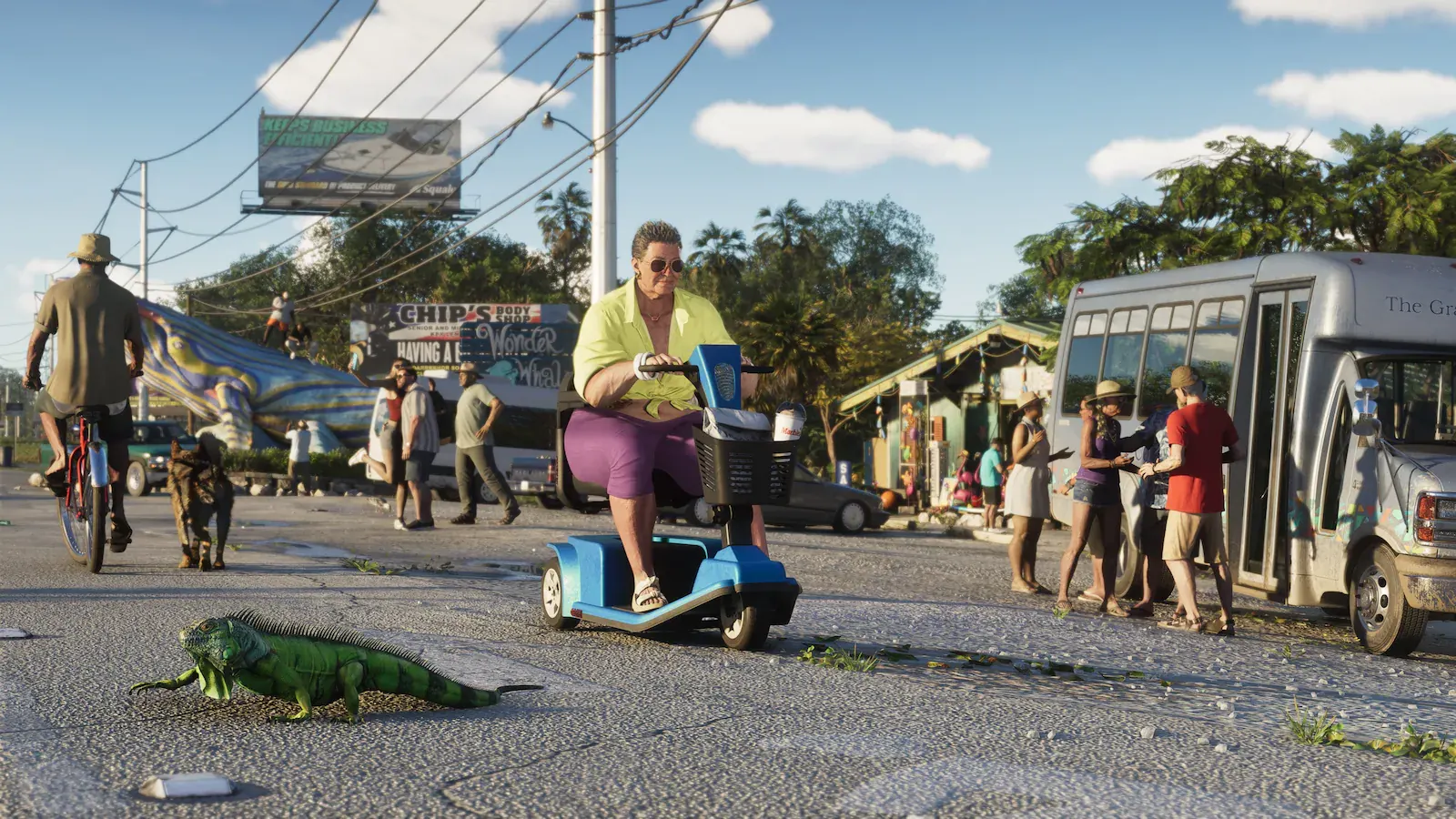 Calle de un pueblo de los Cayos: una persona mayor en un scooter eléctrico, una iguana cruzando el asfalto en primer plano, gente bajando de una furgoneta y carteles de comercios.