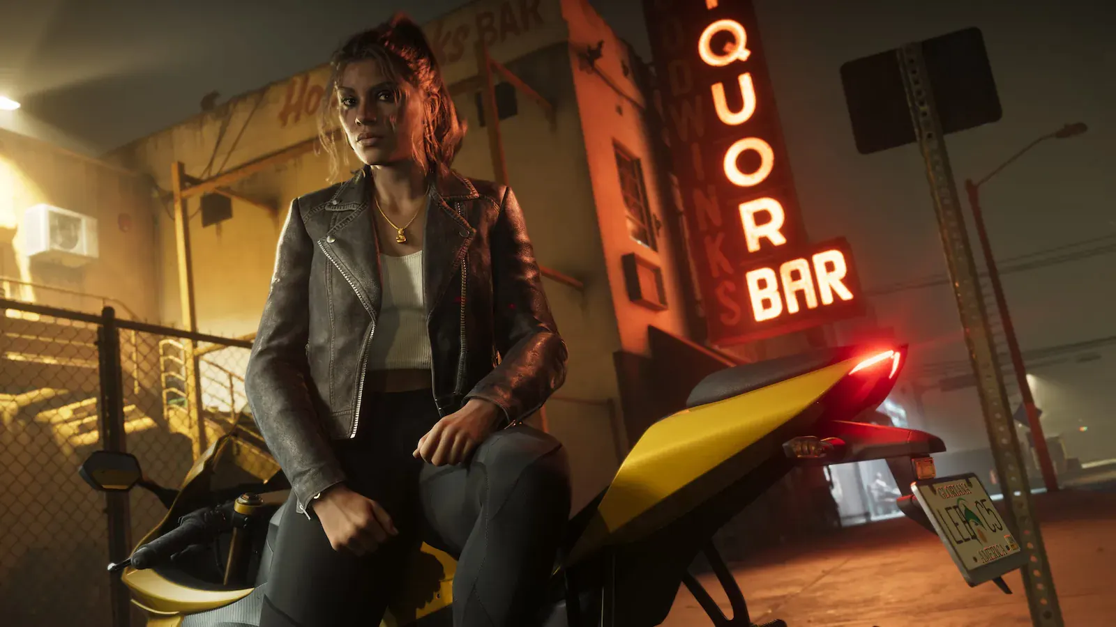 Lucia sentada en una moto deportiva amarilla, de noche, frente a un bar con el rótulo de neón LIQUOR BAR. Lleva chaqueta de cuero y mira hacia un lado.