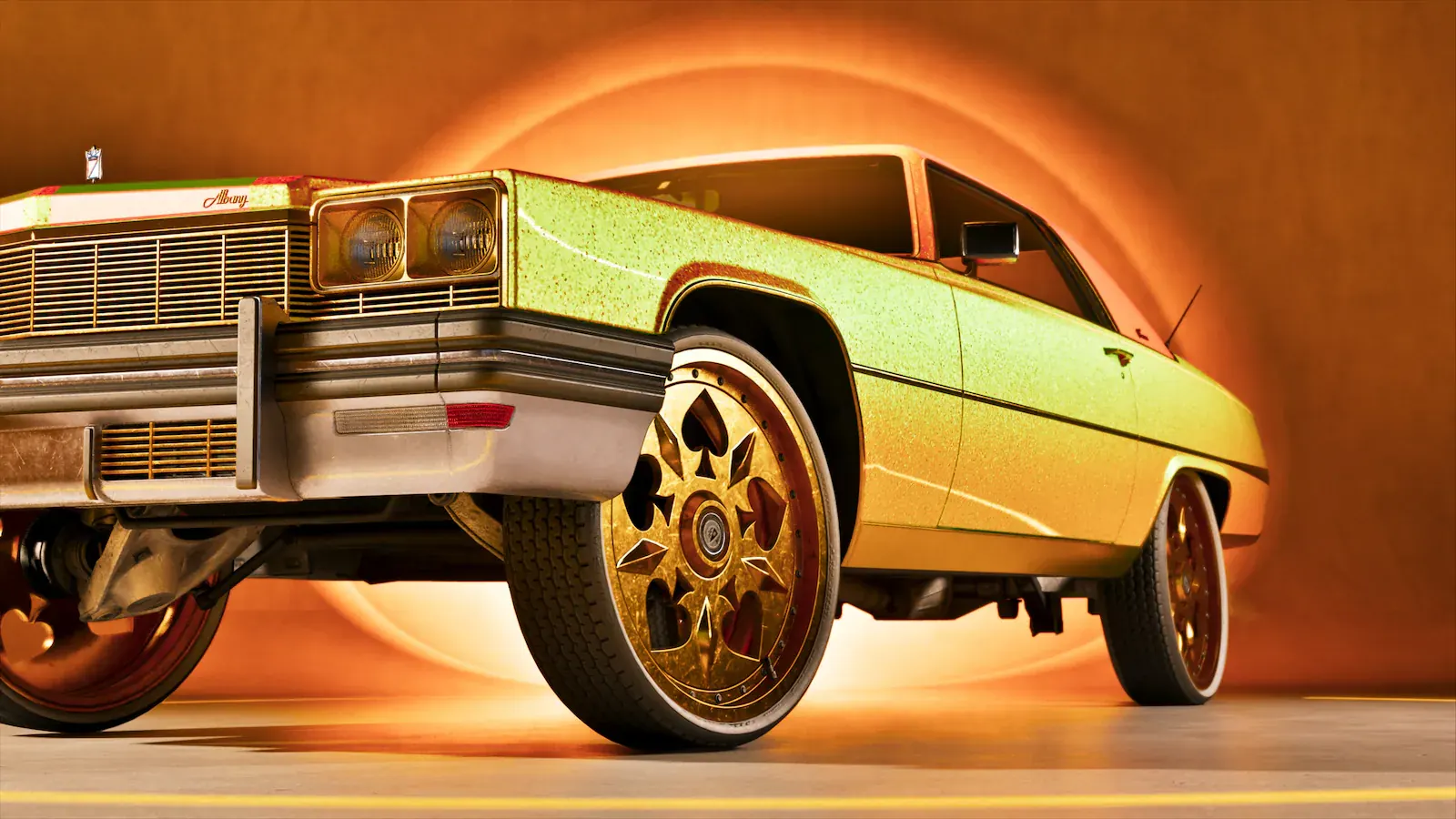 Coche clásico americano con pintura metálica en degradado verde y dorado y llantas con dibujo de picas, fotografiado en un estudio con luz naranja.