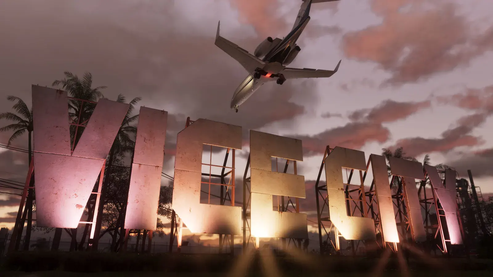 Letras gigantes y desconchadas que forman «VICE CITY» sobre estructuras metálicas, al atardecer, con un avión privado pasando bajo por encima.